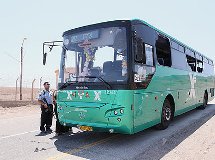 Der Bus, auf den der Anschlag verübt wurde. Foto: Ynet Der Bus, auf den der Anschlag verübt wurde. Foto: Ynet