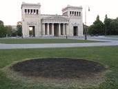 Brandspur im Rasen auf dem Königsplatz in München. Foto: Wolfram P. Kastner