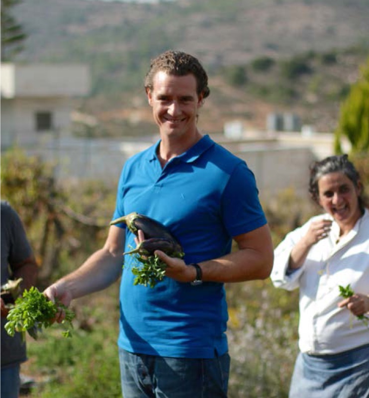 Tom Franz erntet frisches Gemüse, aus 'So isst Israel'© megaherz gmbh