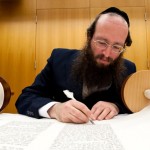 Sofer Nachman Kurtz beim Vollenden der neuen Sefer Tora. Foto: Daniel Schvarcz