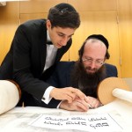 Gemeindekantor Moshe Fishel und Sofer Nachman Kurtz beim Vollenden der neuen Sefer Tora. Foto: Daniel Schvarcz