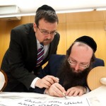 Rabbiner Elias Dray und Sofer Nachman Kurtz beim Vollenden der neuen Sefer Tora. Foto: Daniel Schvarcz