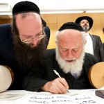 Sofer Nachman Kurtz beim Vollenden der neuen Sefer Tora. Foto: Daniel Schvarcz