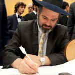 Gemeinderabbiner Arie Folger bei der Vollendung der neuen Sefer Tora. Foto: Daniel Schvarcz