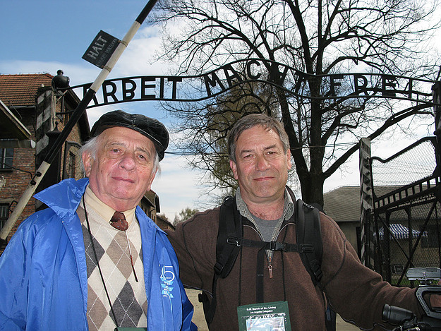 Vater und Sohn in der KZ-Gedenkstätte Auschwitz © Eli Adler / www.survivingskokiemovie.org
